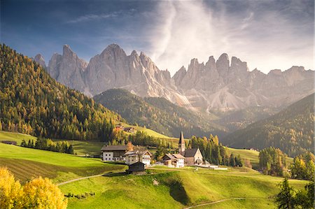 san pietro church - The village of Santa Magdalena with the Odle Group on the background. Funes Valley, Bolzano Province, Trentino Alto Adige, Italy Foto de stock - Con derechos protegidos, Código: 879-09101072