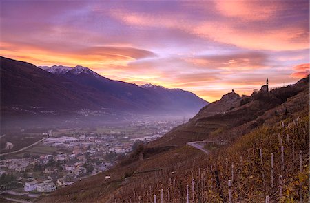 province of sondrio - Sunset with lenticular clouds from wineyards that overlook Sondrio and Grumello Castle with Church of San Antonio. Montagna in Valtellina, Valtellina, Lombardy, Italy. Photographie de stock - Rights-Managed, Code: 879-09128884