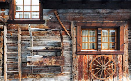 wall of a traditional house in the historic center of Zermatt with exposed ancient objects. Zermatt, Canton of Valais / Wallis, Switzerland. Foto de stock - Con derechos protegidos, Código: 879-09128907