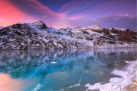 Stunning sunrise on the frozen Lago Bianco(White Lake), Bernina Pass, Engadine, Graubünden, Switzerland. Foto de stock - Con derechos protegidos, Código: 879-09128901