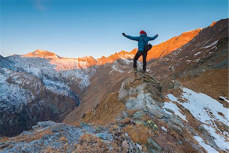 Alpinist seeing the sunrise, Valle Soana, Gran Paradiso National Park, Piedmont, Italy, Italian alps Foto de stock - Con derechos protegidos, Código: 879-09128953