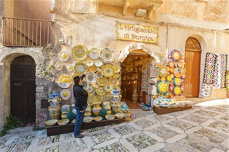 Man having a look at a pottery store in Erice, Trapani province, Sicily, Italy Stockbilder - Lizenzpflichtiges, Bildnummer: 879-09128987