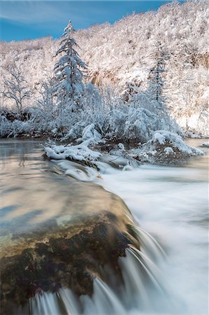 Crystalline water of Plitvice Lakes National Park in winter, Plitvicka Jezera, Lika and Senj County, Croatia Stock Photo - Rights-Managed, Code: 879-09128991