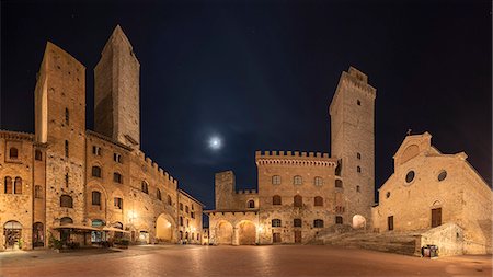 Panoramic view of the Piazza del Duomo in San Gimignano at night.Italy, Tuscany, Siena district. Stock Photo - Rights-Managed, Code: 879-09129035