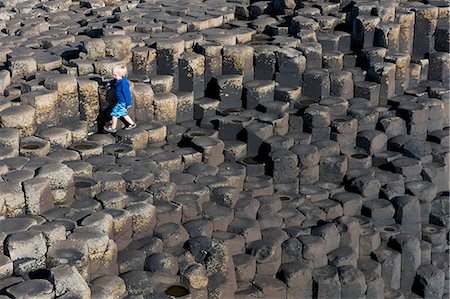 Northern Ireland, County Antrim, UK. Giant's Causeway with child. Foto de stock - Con derechos protegidos, Código: 879-09129182