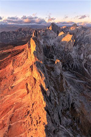 rosengarten - Aerial view of the rocky peaks of Roda Di Vael at sunset, Catinaccio Group (Rosengarten), Dolomites, South Tyrol, Italy Foto de stock - Con derechos protegidos, Código: 879-09129234