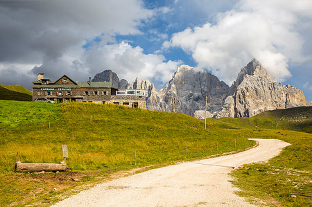 sentier de randonnée - Path to Capanne Cervino refuge and the Pala Group. Pala group (Pale di San Martino), Rolle Pass (Passo Rolle), San Martino di Castrozza, Trento province, Trentino-Alto Adige, Italy. Photographie de stock - Rights-Managed, Code: 879-09188928