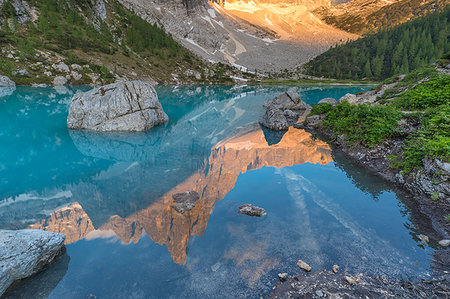 quiet landscape - Sunrise at Lake Sorapiss, Sorapiss Lake, Dolomites, Veneto, Italy Foto de stock - Con derechos protegidos, Código: 879-09188998