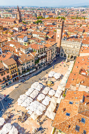 simsearch:6129-09086949,k - High angle view of Piazza delle Erbe (Market's square). Verona, Veneto, Italy Foto de stock - Direito Controlado, Número: 879-09189037