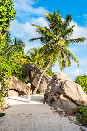 Woman strolling along the footpath near Anse Source d'Argent. La Digue, Seychelles, Africa Foto de stock - Con derechos protegidos, Código: 879-09189122