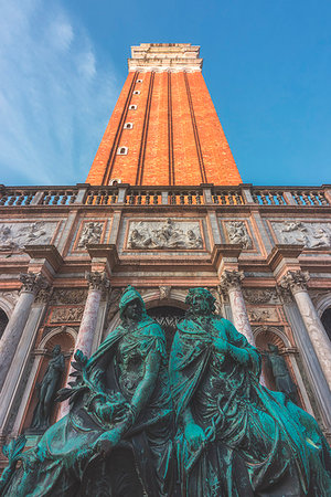 simsearch:879-09189230,k - Venice, Veneto, Italy. View over Belltower of San Marco with two bronze statue at the gate. Fotografie stock - Rights-Managed, Codice: 879-09189237