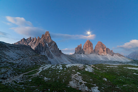 Dawn with full moon on Paterno Mount and Tre Cime di Lavaredo with Locatelli-Innerkofler refuge, Dolomites, Dobbiaco, South Tyrol, Bolzano, Italy Photographie de stock - Rights-Managed, Code: 879-09189499