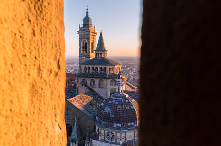 simsearch:879-09189535,k - Basilica of Santa Maria Maggiore from a breach in the Civic Tower during sunset. Bergamo(Upper town), Lombardy, Italy. Foto de stock - Direito Controlado, Número: 879-09189552