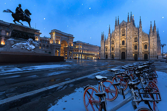 Bicycles parked in PIazza Duomo during snowfall at dusk. Milan, Lombardy, Northern Italy, Italy. Stock Photo - Premium Rights-Managed, Artist: ClickAlps, Image code: 879-09189578