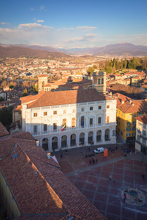 simsearch:879-09190217,k - Piazza Vecchia and Palazzo Nuovo (New Palace) from above during sunset. Bergamo, Lombardy, Italy. Photographie de stock - Rights-Managed, Code: 879-09189572