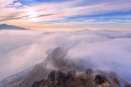 Foggy morning from the top of Monte Barro. Monte Barro Regional Park, Brianza, Lombardy, Italy, Europe. Stockbilder - Lizenzpflichtiges, Bildnummer: 879-09189600