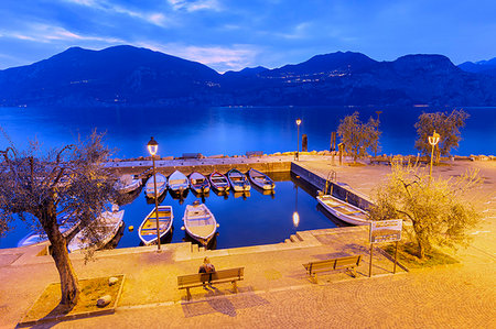 simsearch:879-09191749,k - A tourist sitting on a bench at the harbour of Macugnano, Brenzone sul Garda, Garda Lake, Verona province, Veneto, Italy, Europe. Photographie de stock - Rights-Managed, Code: 879-09189645