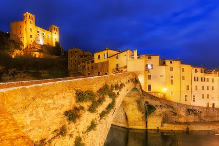 simsearch:879-09189564,k - Old bridge and the village of Dolceacqua during twilight. Dolceacqua, Province of Imperia, Liguria, Italy, Europe. Photographie de stock - Rights-Managed, Code: 879-09189641