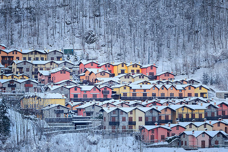 simsearch:879-09189722,k - Colorful houses at Valbondione, Val Seriana, Bergamo province, Lombardy, Italy. Stockbilder - Lizenzpflichtiges, Bildnummer: 879-09189667