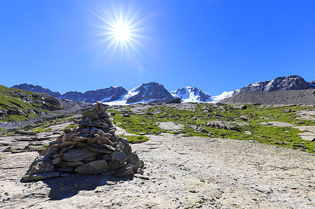 simsearch:879-09189680,k - The sun shines above the summit of Gran Paradiso. Valsavarance, Gran Paradiso National Park, Aosta Valley, Italy, Europe Photographie de stock - Rights-Managed, Code: 879-09189669