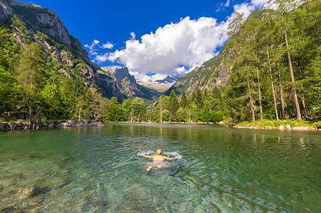 simsearch:879-09190230,k - A girl swims in a clear alpine lake. Val di Mello(Mello Valley), Valmasino, Valtellina, Lombardy, Italy, Europe. Stockbilder - Lizenzpflichtiges, Bildnummer: 879-09189694