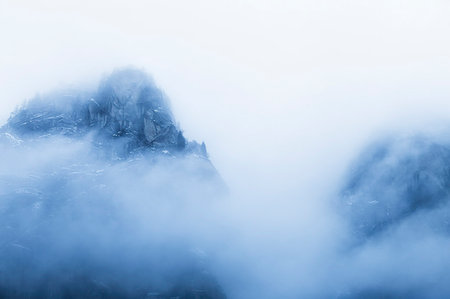 Mountain of the Mello Valley hidden by clouds. Val di Mello, Valmasino, Valtellina, Lombardy, Italy, Europe. Stockbilder - Lizenzpflichtiges, Bildnummer: 879-09189692