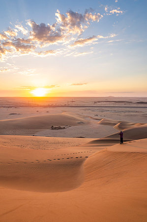 simsearch:6119-07744537,k - Man admiring the sunrise from the sand dunes,Walvis Bay,Namibia,Africa Photographie de stock - Rights-Managed, Code: 879-09189748