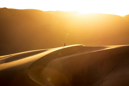 Lonely man in the desert at sunset,Walvis Bay,Namibia,Africa Stockbilder - Lizenzpflichtiges, Bildnummer: 879-09189743