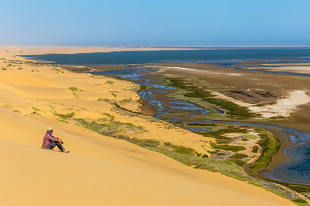simsearch:879-09189777,k - Man admiring the ocean from the top of the sand dunes,Sandwich Harbour,Namib Naukluft National Park,Namibia,Africa Foto de stock - Con derechos protegidos, Código: 879-09189758