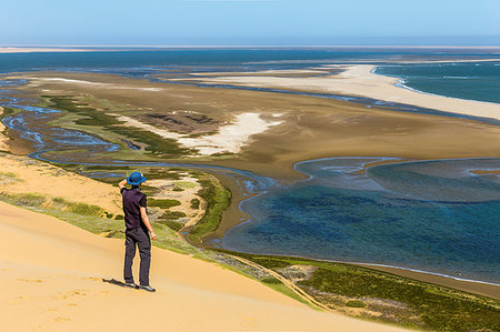 simsearch:879-09189814,k - Man admiring Sandwich Bay from the top of the sand dunes,Namib Naukluft National Park,Namibia,Africa Photographie de stock - Rights-Managed, Code: 879-09189759