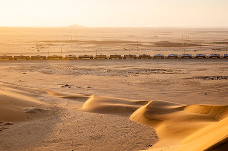 simsearch:879-09189809,k - Freight train crossing the dunes of the desert at dawn,Walvis Bay,Namibia,Africa Foto de stock - Direito Controlado, Número: 879-09189751