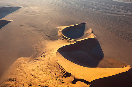 simsearch:862-06677169,k - Aerial view of the sand dunes of Sossusvlei at sunset,Namib Naukluft national park,Namibia,Africa Photographie de stock - Rights-Managed, Code: 879-09189797