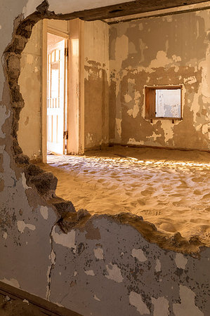 The inside of an abandoned building, Kolmanskop,Luderitz,Namibia,Africa Foto de stock - Direito Controlado, Número: 879-09189817