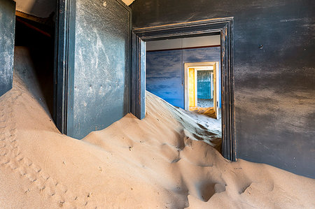 simsearch:6110-08715107,k - The inside of an abandoned building, Kolmanskop,Luderitz,Namibia,Africa Foto de stock - Direito Controlado, Número: 879-09189818