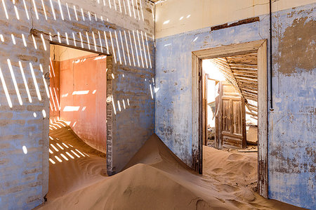 simsearch:6110-08715107,k - The inside of an abandoned building, Kolmanskop,Luderitz,Namibia,Africa Foto de stock - Direito Controlado, Número: 879-09189824