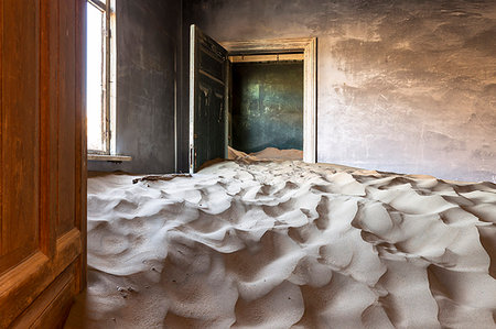 simsearch:6110-08715107,k - The inside of an abandoned building, Kolmanskop,Luderitz,Namibia,Africa Foto de stock - Direito Controlado, Número: 879-09189820