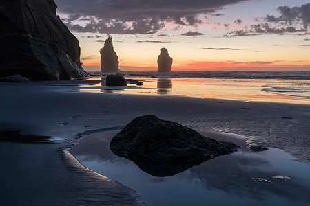 Sunset at the Three Sisters beach. Tongaporutu, New Plymouth district. Taranaki region, North Island, New Zealand. Photographie de stock - Rights-Managed, Code: 879-09189964