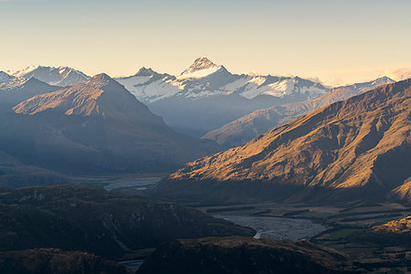 Last rays of light on Mt Aspiring seen from Roys Peak lookout. Wanaka, Queenstown Lakes district, Otago region, South Island, New Zealand. Fotografie stock - Rights-Managed, Codice: 879-09189983