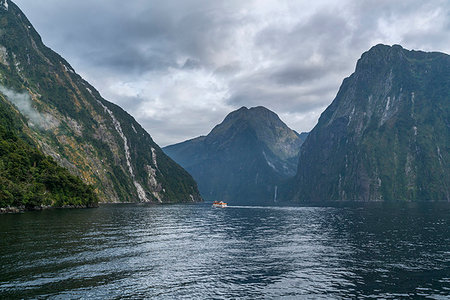 southland - Boats in Milford Sound on a cloudy summer day. Fiordland NP, Southland district, Southland region, South Island, New Zealand. Photographie de stock - Rights-Managed, Code: 879-09189991