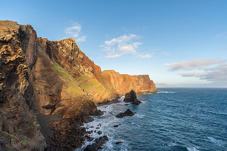 simsearch:879-09190089,k - Rocks and cliffs on the Atlantic Ocean at Point of St Lawrence. Canical, Machico district, Madeira region, Portugal. Foto de stock - Direito Controlado, Número: 879-09190019