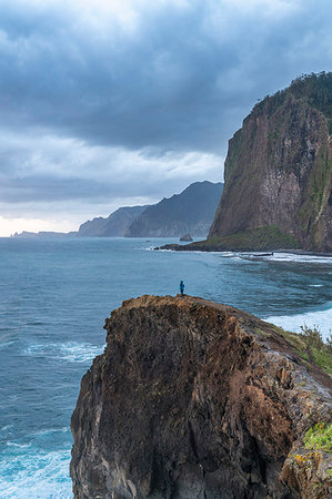 simsearch:879-09190056,k - Person on a cliff watching the sunrise. Faial, Santana municipality, Madeira region, Portugal. Stockbilder - Lizenzpflichtiges, Bildnummer: 879-09190059