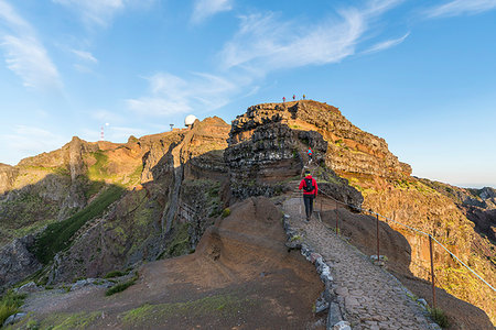 pico do arieiro - Hiker walking on the trail to Pico do Ariero Observatory. Pico do Arieiro, Funchal, Madeira region, Portugal. Foto de stock - Direito Controlado, Número: 879-09190053