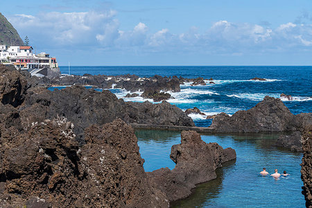 simsearch:879-09190056,k - Three men bathing in the natural pools of Porto Moniz, Madeira region, Portugal. Stockbilder - Lizenzpflichtiges, Bildnummer: 879-09190071