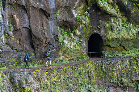simsearch:862-08719362,k - People walking on the trail from Pico Ruivo to Pico do Areeiro. Santana, Madeira region, Portugal. Stockbilder - Lizenzpflichtiges, Bildnummer: 879-09190084