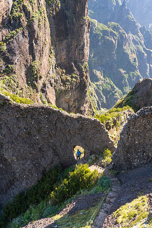 pico do arieiro - Hiker descenging the steps on the trail from Pico Ruivo to Pico do Areeiro. Funchal, Madeira region, Portugal. Foto de stock - Direito Controlado, Número: 879-09190087