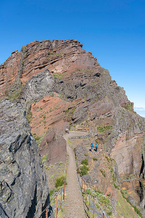 pico do arieiro - People on the trail from Pico Ruivo to Pico do Areeiro. Funchal, Madeira region, Portugal. Foto de stock - Direito Controlado, Número: 879-09190095