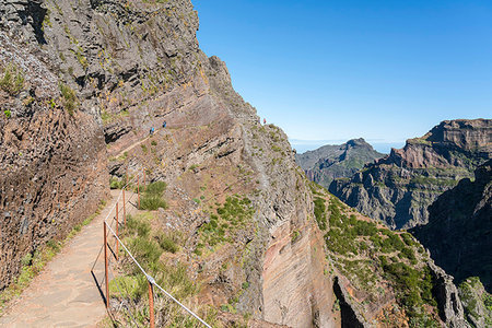 pico do arieiro - Hikers walking on the trail from Pico Ruivo to Pico do Areeiro. Funchal, Madeira region, Portugal. Foto de stock - Direito Controlado, Número: 879-09190091