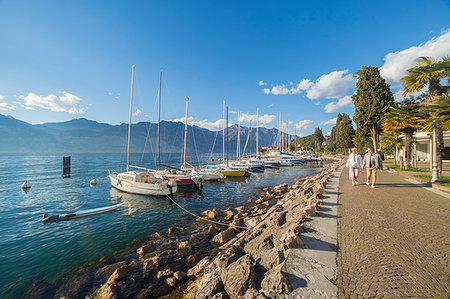 Tourists walking along the lakefront of Malcesine on the eastern shore of Lake Garda, Verona province, Veneto, Italy. Photographie de stock - Rights-Managed, Code: 879-09190155