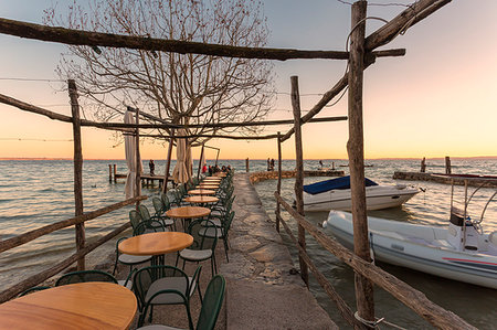 The lakefront restaurant of Punta San Vigilio on the eastern shore of Lake Garda, Verona province, Veneto, Italy. Stockbilder - Lizenzpflichtiges, Bildnummer: 879-09190158