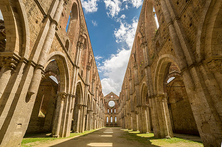 The roofless abbey of San Galgano, Chiusdino village, Siena district, Tuscany, Italy Photographie de stock - Rights-Managed, Code: 879-09190181